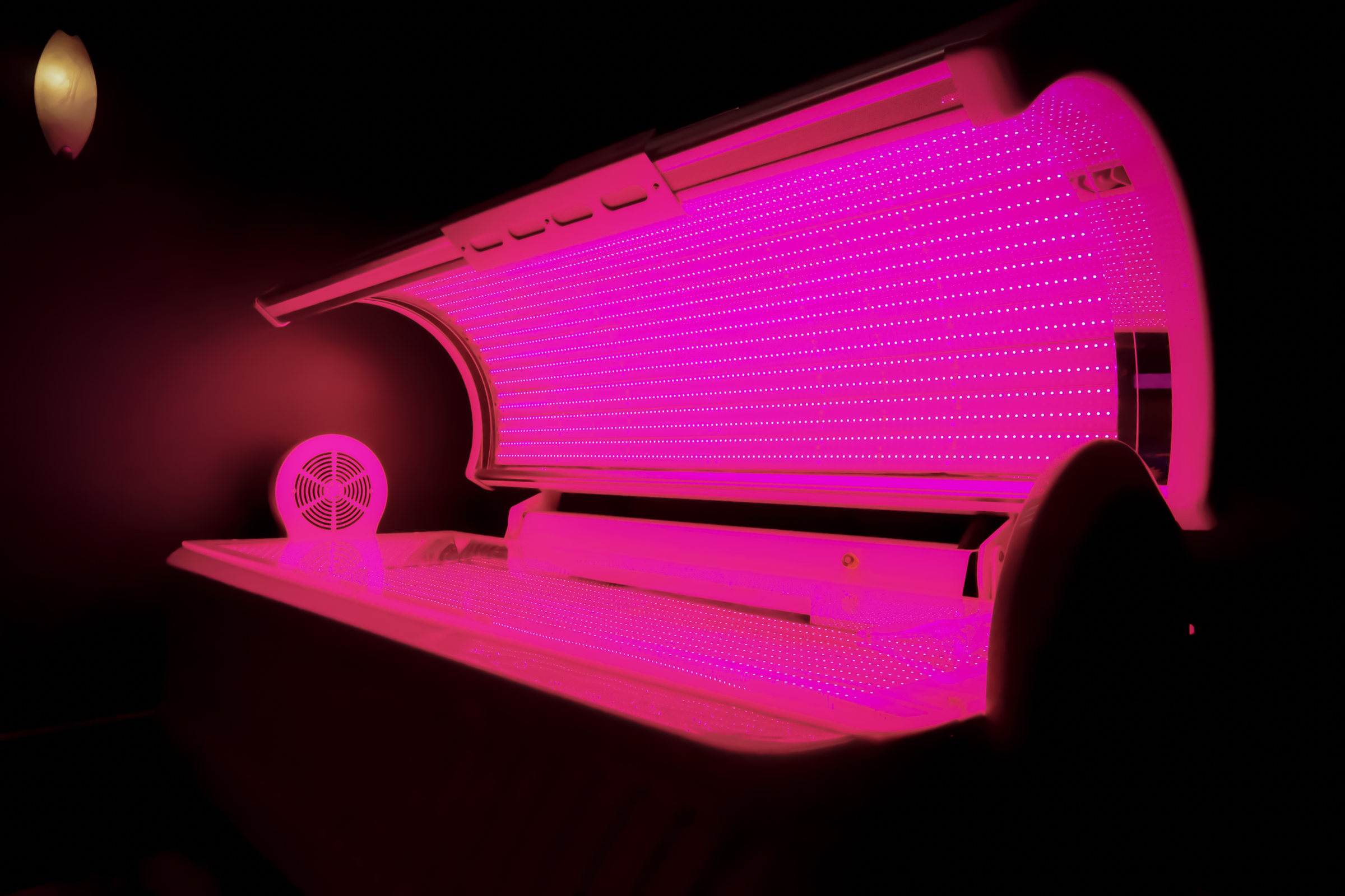 LED light therapy bed in a pink red-and-blue combination mode